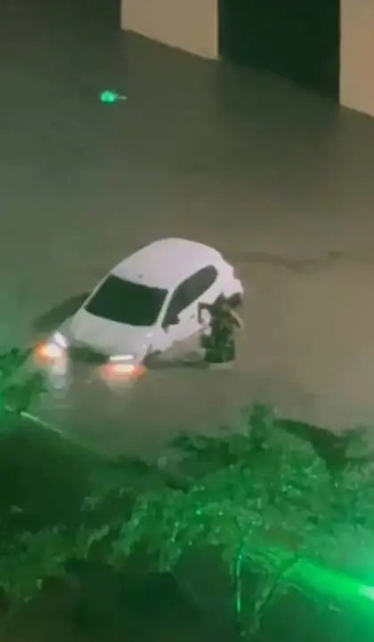 motorista-abandona-carro-apos-veiculo-encalhar-em-rua-alagada-de-fortaleza