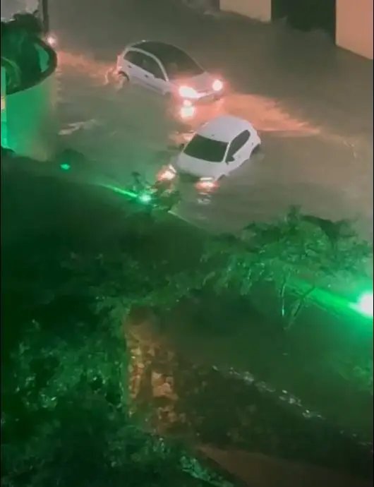 chuva-em-fortaleza:-falta-de-luz,-voo-desviado-e-ruas-e-avenidas-alagadas