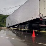 durante-forte-chuva,-carreta-derrapa,-bate-em-poste-e-desce-barranco-na-br-222