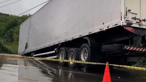 durante-forte-chuva,-carreta-derrapa,-bate-em-poste-e-desce-barranco-na-br-222