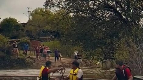 corpo-de-bombeiros-resgata-gestante-ilhada-em-distrito-da-cidade-de-forquilha,-no-ceara