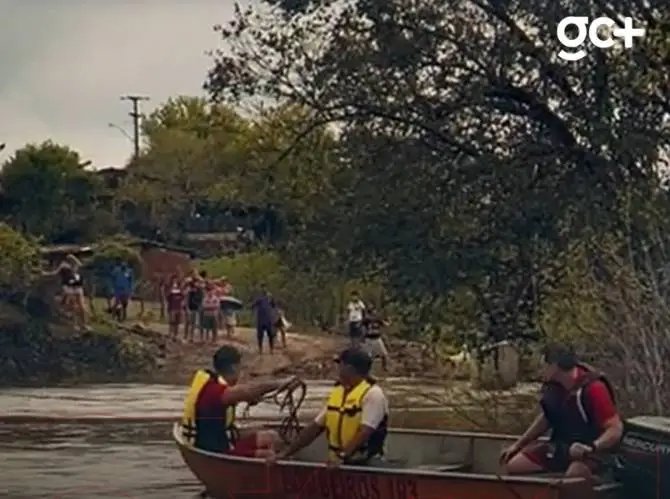 corpo-de-bombeiros-resgata-gestante-ilhada-em-distrito-da-cidade-de-forquilha,-no-ceara