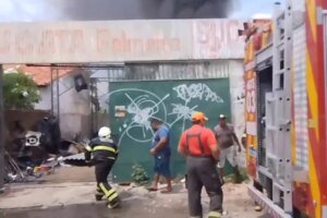 incendio-atinge-sucata-no-bairro-panamericano,-em-fortaleza