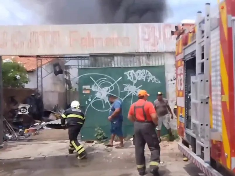 incendio-atinge-sucata-no-bairro-panamericano,-em-fortaleza