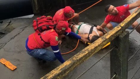 jovem-e-socorrida-apos-escorregar-a-beira-de-precipicio-ao-tirar-foto-no-acude-oros,-no-ceara