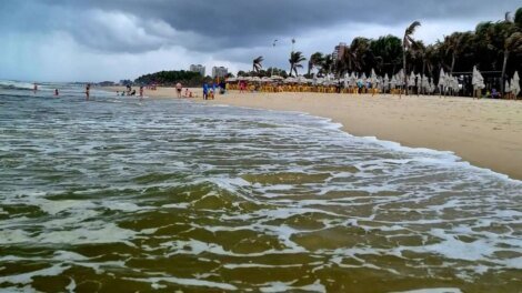 apos-chuvas,-fortaleza-fica-apenas-com-4-trechos-de-praia-proprios-para-banho