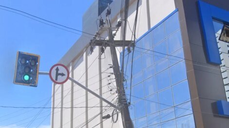 homem-leva-choque-ao-subir-em-poste-de-luz-para-pegar-passarinho-em-fortaleza