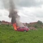 maracanau/ce:-criminosos-ateiam-fogo-em-carro-com-queixa-de-roubo-em-terreno