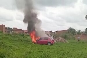 maracanau/ce:-criminosos-ateiam-fogo-em-carro-com-queixa-de-roubo-em-terreno