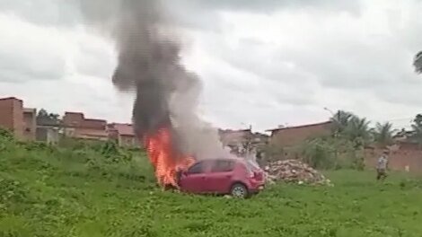 maracanau/ce:-criminosos-ateiam-fogo-em-carro-com-queixa-de-roubo-em-terreno