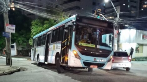 onibus-cai-em-buraco-apos-asfalto-ceder-em-rua-do-bairro-aldeota