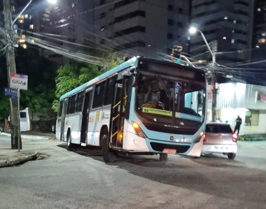 onibus-cai-em-buraco-apos-asfalto-ceder-em-rua-do-bairro-aldeota