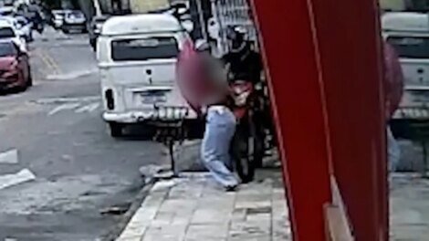 mulher-reage-a-assalto,-luta-com-os-criminosos-e-tem-pertences-roubados-em-fortaleza