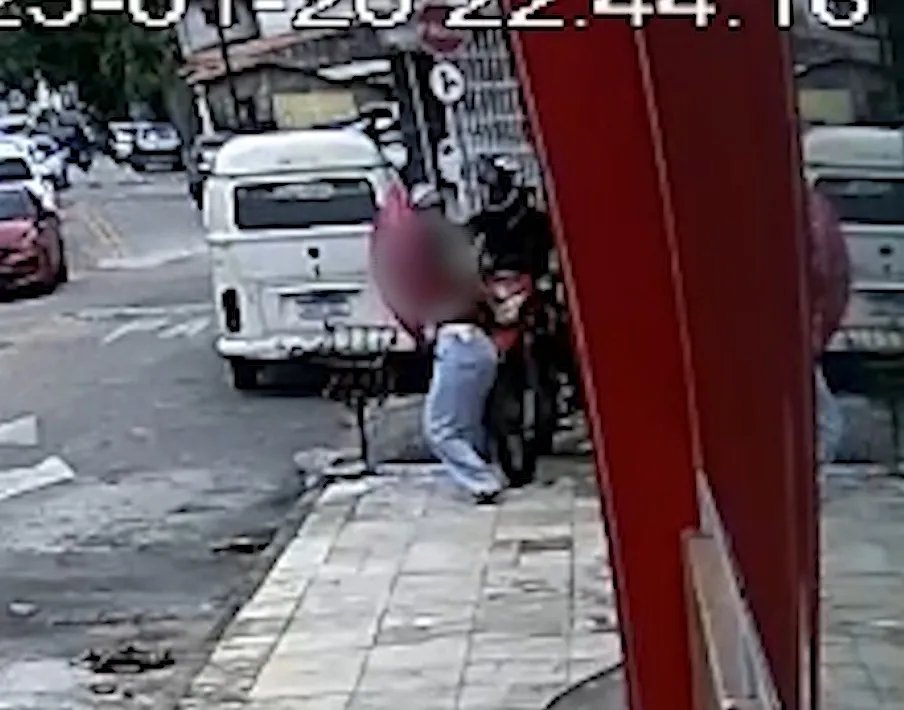 mulher-reage-a-assalto,-luta-com-os-criminosos-e-tem-pertences-roubados-em-fortaleza