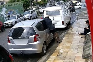 flanelinha-e-flagrado-arrombando-carro-e-furtando-pertences-da-vitima,-em-fortaleza