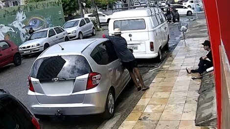 flanelinha-e-flagrado-arrombando-carro-e-furtando-pertences-da-vitima,-em-fortaleza