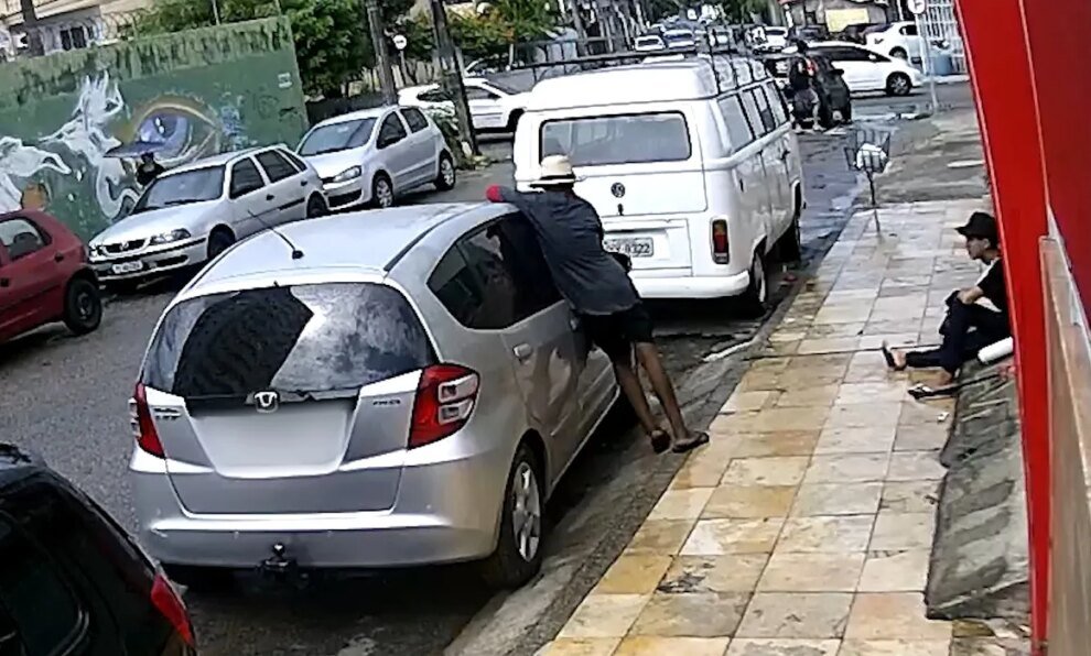 flanelinha-e-flagrado-arrombando-carro-e-furtando-pertences-da-vitima,-em-fortaleza