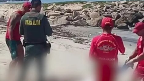 cadaver-de-homem-com-sinais-de-violencia-e-encontrado-na-praia-da-leste-oeste,-em-fortaleza
