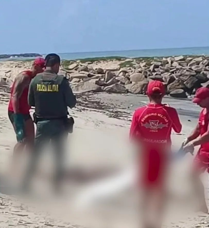 cadaver-de-homem-com-sinais-de-violencia-e-encontrado-na-praia-da-leste-oeste,-em-fortaleza