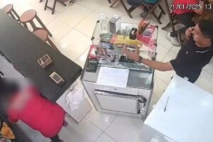 homem-e-flagrado-furtando-celular-em-mercado-publico-de-fortaleza