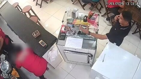 homem-e-flagrado-furtando-celular-em-mercado-publico-de-fortaleza
