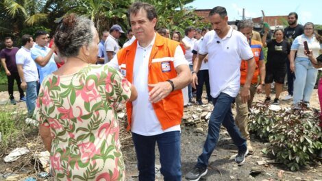 evandro-leitao-visita-comunidades-do-jardim-das-oliveiras-e-sapiranga,-em-fortaleza