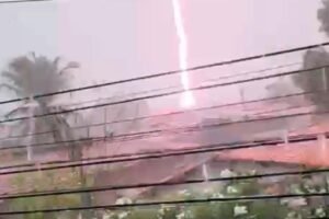 fortaleza-amanhece-com-chuva-forte,-raios-e-trovoes
