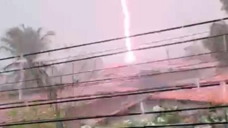 fortaleza-amanhece-com-chuva-forte,-raios-e-trovoes
