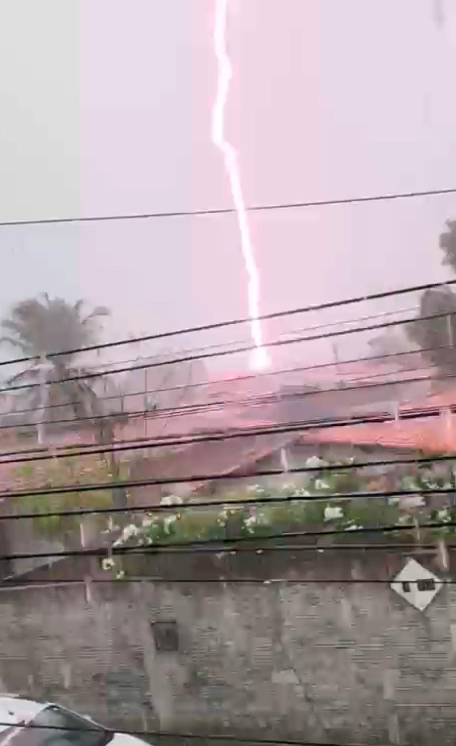 fortaleza-amanhece-com-chuva-forte,-raios-e-trovoes