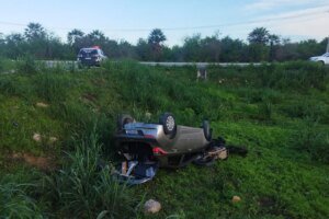 carro-capota-apos-derrapar-em-trecho-com-brita-espalhada-no-asfalto-da-ce-060