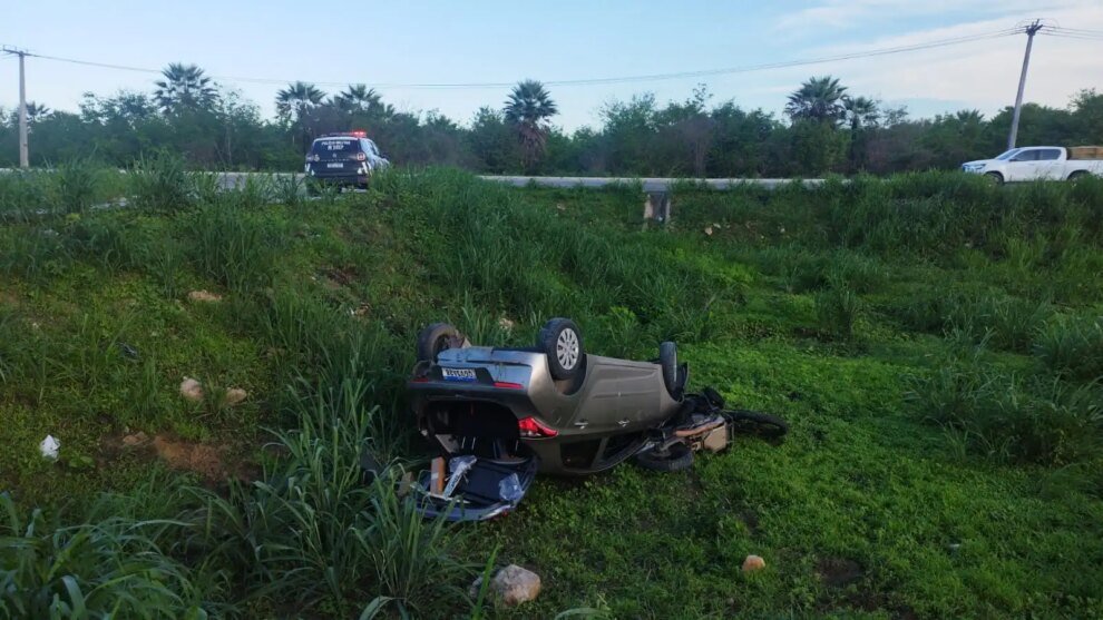 carro-capota-apos-derrapar-em-trecho-com-brita-espalhada-no-asfalto-da-ce-060