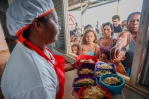 jade-romero-e-primeira-dama-lia-de-freitas-visitam-cozinha-solidaria-em-pacatuba