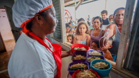 jade-romero-e-primeira-dama-lia-de-freitas-visitam-cozinha-solidaria-em-pacatuba