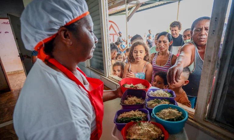 jade-romero-e-primeira-dama-lia-de-freitas-visitam-cozinha-solidaria-em-pacatuba