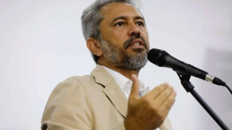 “lula-deveria-fazer-uma-reforma-ministerial”,-afirma-governador-elmano-de-freitas