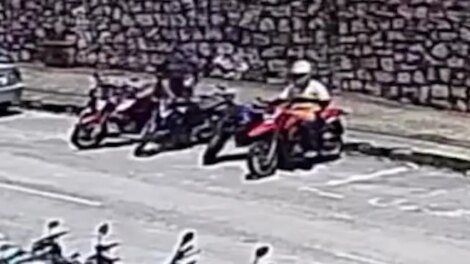 tres-criminosos-sao-flagrados-furtando-moto-estacionada-na-rua-em-area-nobre-de-fortaleza