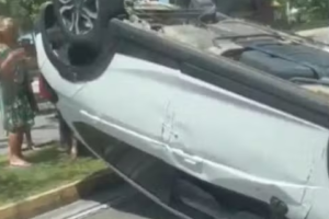carro-capota-na-avenida-beira-mar,-em-fortaleza;-veja-video