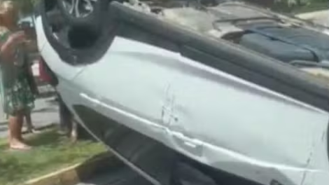 carro-capota-na-avenida-beira-mar,-em-fortaleza;-veja-video