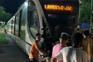 acidente:-vlt-de-sobral-colide-com-caminhao-que-transportava-botijoes-de-gas-de-cozinha