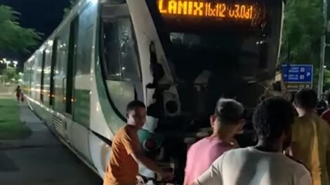 acidente:-vlt-de-sobral-colide-com-caminhao-que-transportava-botijoes-de-gas-de-cozinha