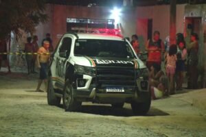 pai-e-filho-sao-mortos-a-tiros-e-menina-de-9-anos-e-baleada-no-curio,-em-fortaleza