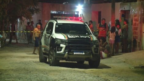 pai-e-filho-sao-mortos-a-tiros-e-menina-de-9-anos-e-baleada-no-curio,-em-fortaleza