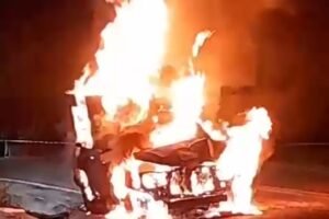 caminhonete-colide-em-moto,-matando-crianca-de-9-anos,-e-moradores-ateiam-fogo-ao-carro