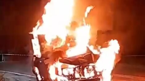 caminhonete-colide-em-moto,-matando-crianca-de-9-anos,-e-moradores-ateiam-fogo-ao-carro