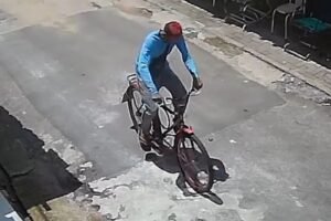 fortaleza:-criminoso-e-flagrado-furtando-bicicleta-de-residencia-enquanto-morador-cochilava