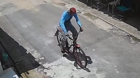 fortaleza:-criminoso-e-flagrado-furtando-bicicleta-de-residencia-enquanto-morador-cochilava