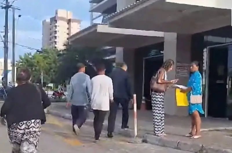 suspeitos-de-agredir-homem-morto-em-frente-a-shopping-sao-ouvidos-e-liberados