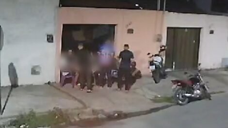 assalto:-trio-de-criminosos-rouba-celulares-e-motos-de-moradores-que-conversavam-em-calcada