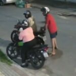 motociclista-por-aplicativo-resiste-a-assalto,-atira-celular-para-longe-e-criminosos-desistem-de-roubo