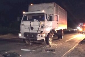 acidentes-entre-dois-caminhoes-no-4o-anel-viario-deixa-motorista-ferido-em-maracanau/ce